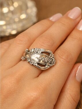 Oneida Silver Plate Floral Spoon Ring with Scrollwork, 4.7g. , Size 7.5
